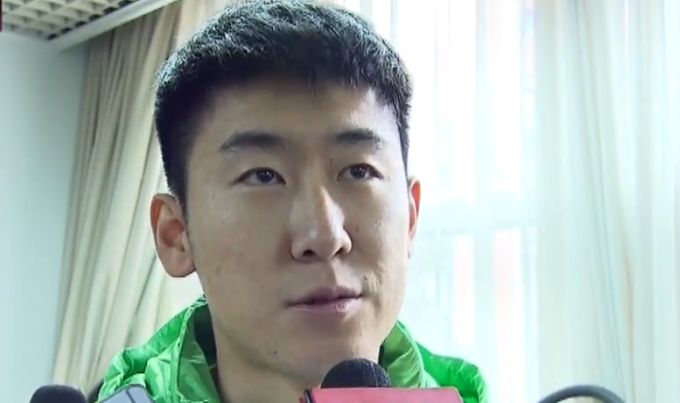 父亲归天后马丁带着怀孕的老婆茱莉亚来到纽约四周偏僻的小镇起头新的糊口。克里斯汀、丹尼尔、赫尔登和汤米是四个行将结业的年夜学生，他们选择徒步观光作为学生糊口的最后一段回想。突如其来的停电使小镇的居平易近都变得惊慌起来，加油站、发电厂都破产，全都城堕入了暗中中，可是高级的研究员也找不到停电的缘由。暗中的时辰其实不恐怖，恐怖的是在光亮处埋没的暗中……